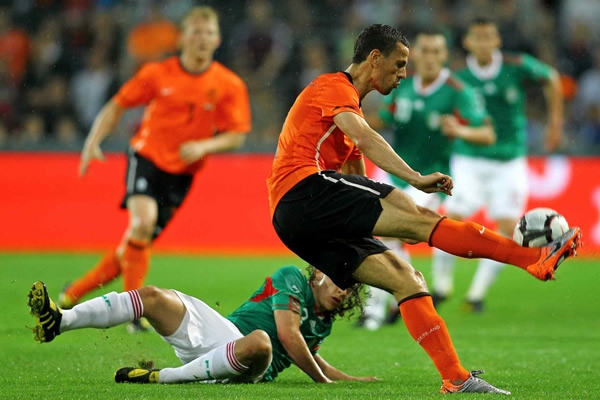 Khalid Boulahouz soltó un disparo que Guardado no logró detener