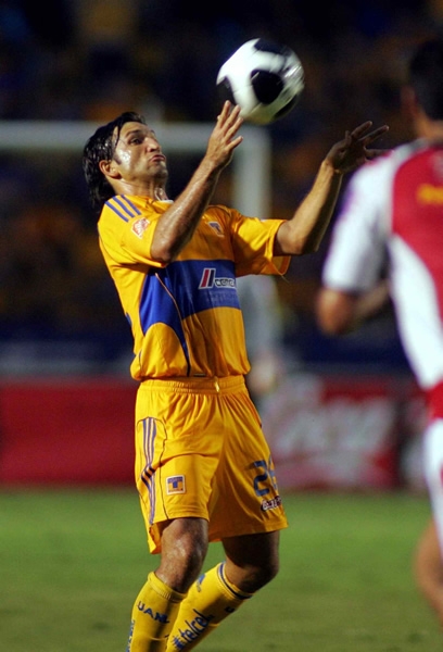 Kikín baja el esférico con el pecho