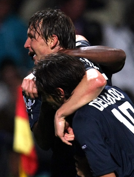 Kim Kallstrom festejó con César Delgado el gol del Lyon.