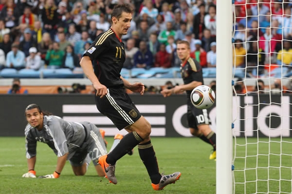 Klose empujó suavemente el balón