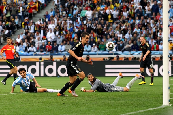 Klose está a 1 gol de empatar a Ronaldo
