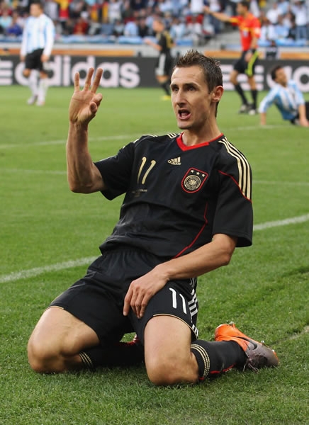 Klose marcó un doblete en este partido