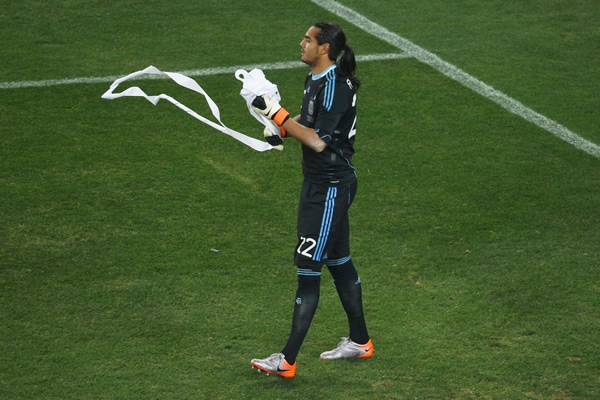 La afición argentina lanzó rollos de papel.