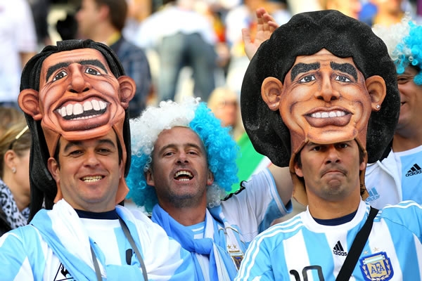 La afición argentina, siempre colorida
