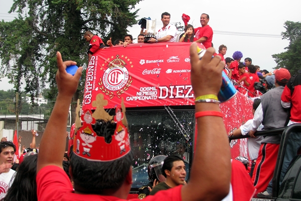 La afición festeja a sus Diablos.