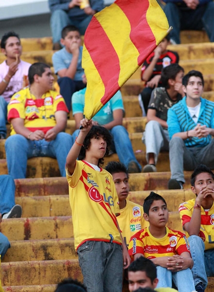 La afición local apoyó a su equipo