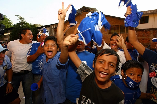 La afición local espera una victoria.