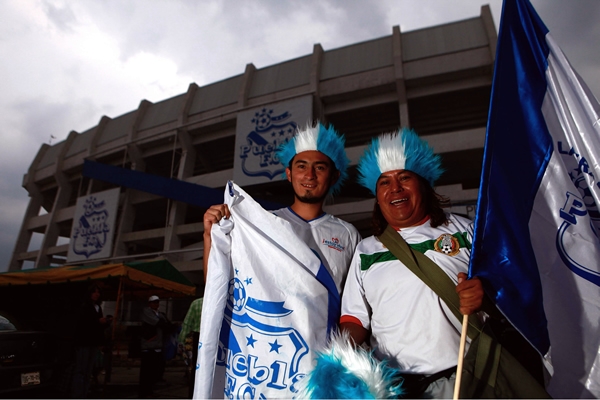 La afición poblana apoya a su equipo.