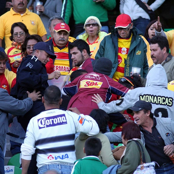 La afición también tuvo su explosión, pero de violencia.
