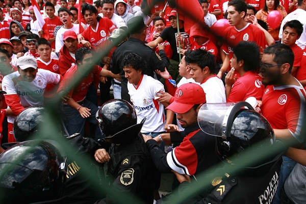 La afición toluqueña demostró su impotencia en la derrota.