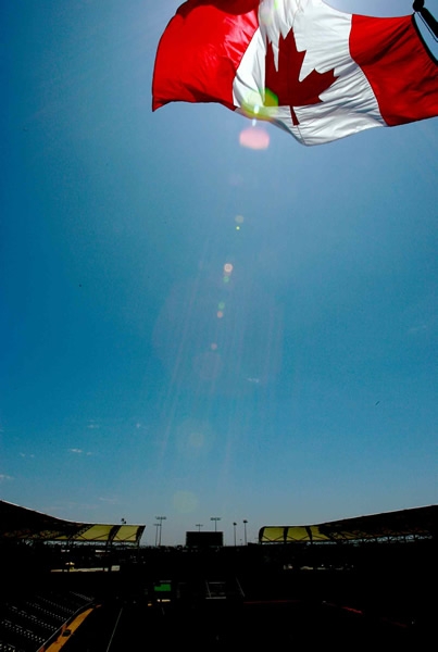 La bandera de Canadá en el viento californiano.