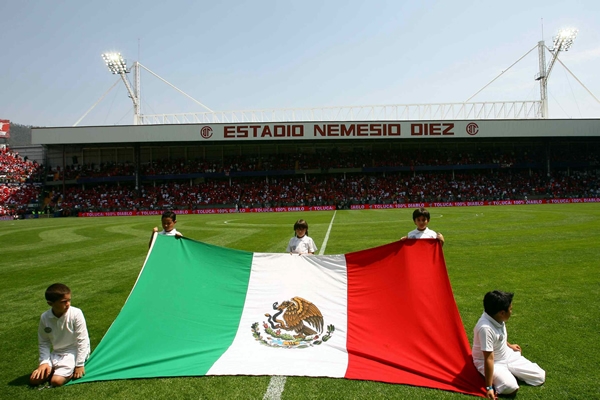 La bandera nacional le dio el toque elegante al estadio.