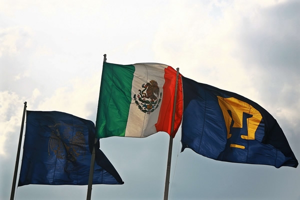 La banderas ondean con el viento universitario.