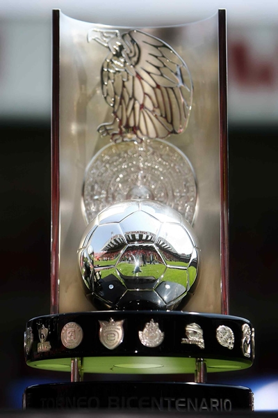 La belleza del trofeo luce espectacular en el estadio.