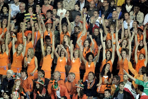 La belleza naranja en el estadio