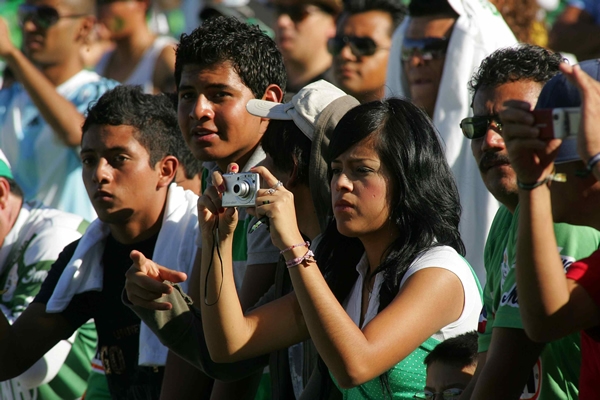 La cercanía a la cancha permite tomar la del recuerdo.