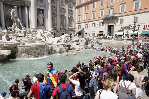 La Ciudad de Roma recibe a los turista.