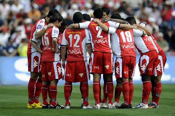 La clásica reunión antes de iniciar el partido
