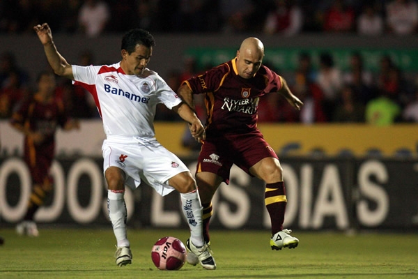 La defensa de los Diablos buscando detener a los Tecos