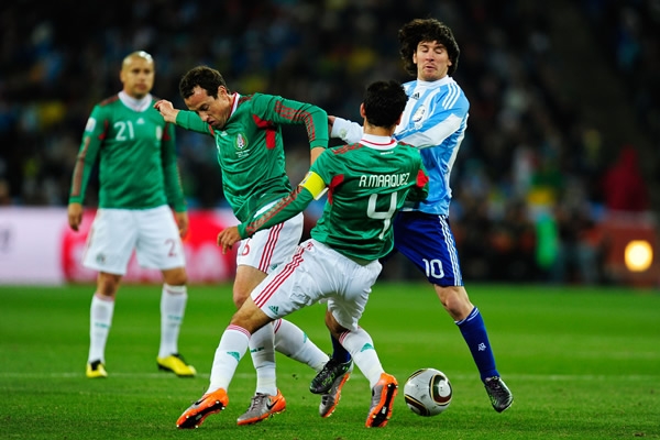 La defensa de México no pudo detener a Messi.