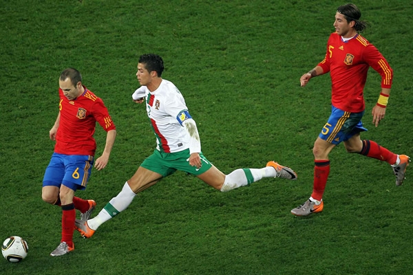 La defensa española detuvo a Cristiano.