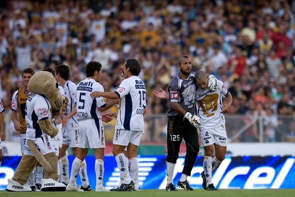 La felicitación de los jugadores de Pumas.
