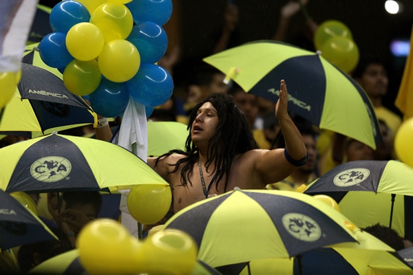 La fiesta amarilla en la triubuna se preparó para las inclemencias.