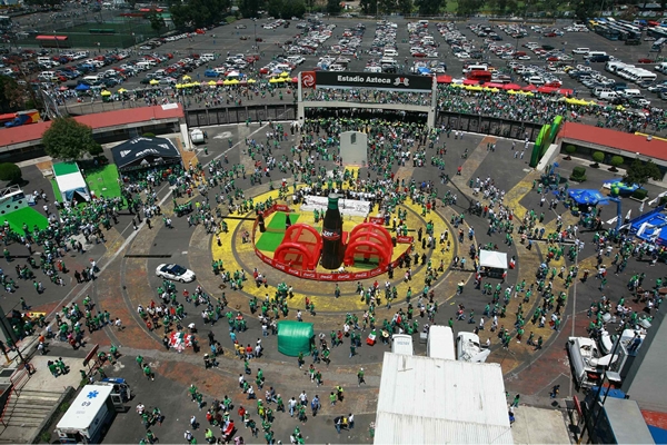 La gente llegaba en una verdadera fiesta.