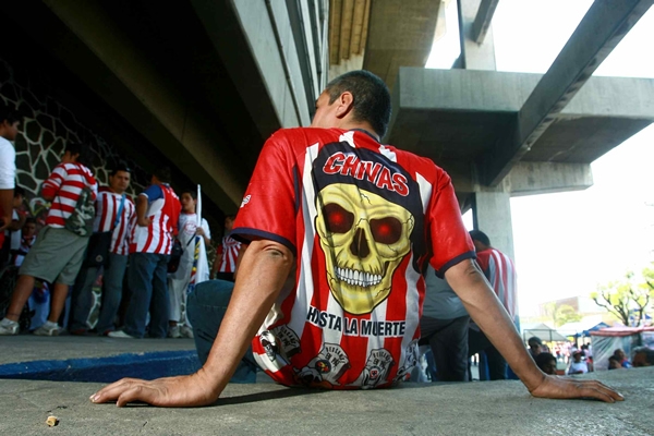 La gente llegó temprano al Jalisco