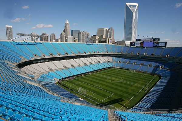 La impecable cancha está lista para el amistoso.