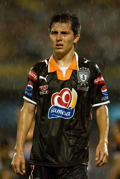 La lluvia dificultó el accionar visitante.