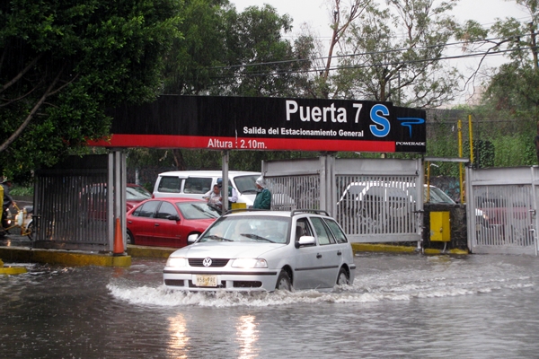 La lluvia inundó las principales calles.