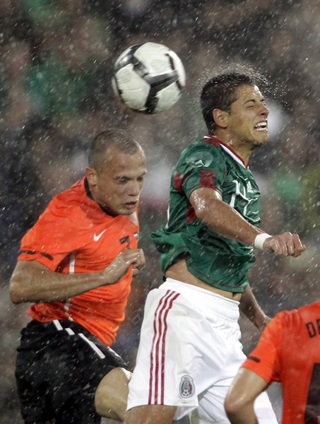 La lluvia sorprendió a los dos equipos