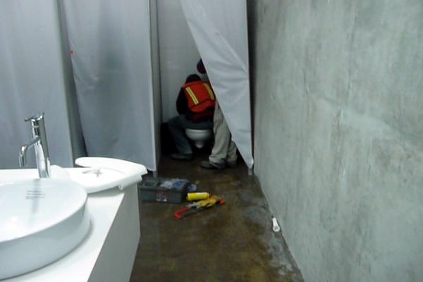 La lluvia sorprendió a los trabajadores del estadio1