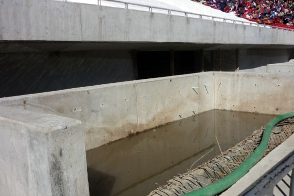 La lluvia sorprendió a los trabajadores del estadio2