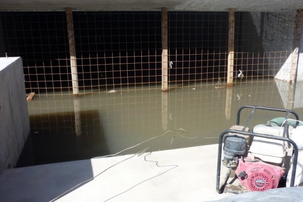 La lluvia sorprendió a los trabajadores del estadio2
