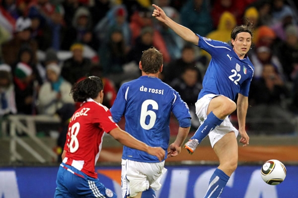 La lucha por el balón alcanzó el cielo.