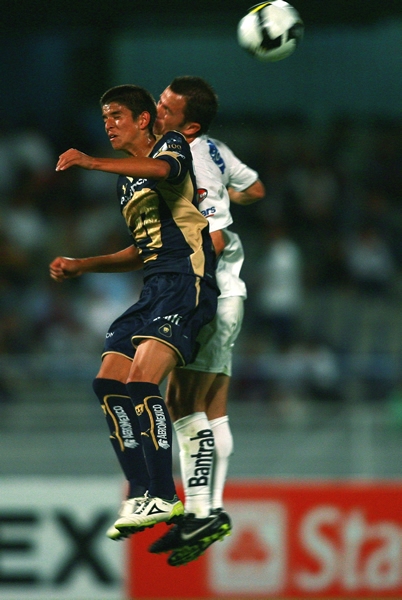 La lucha por la pelota en los aires.