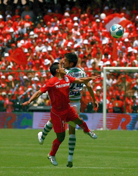 LA lucha por la pelota en la Final se intensifica.