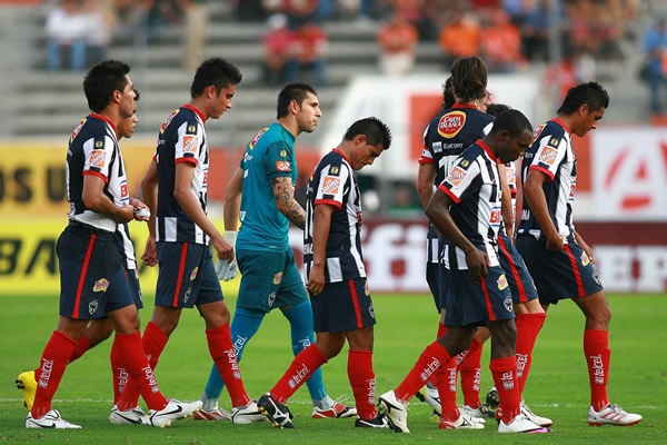 La pandilla rumbo a los vestidores al finalizar el primer lapso