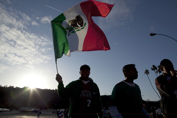 La patria mexicana invade los Estados Unidos.