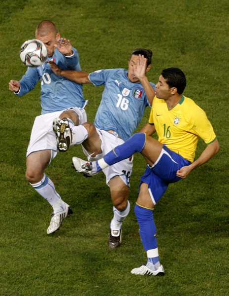 La pelea fue muy dura en todo el campo