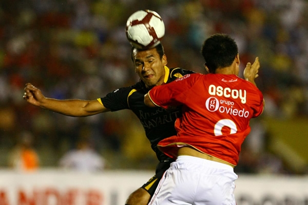 La pelea por el balón fue por todos lados