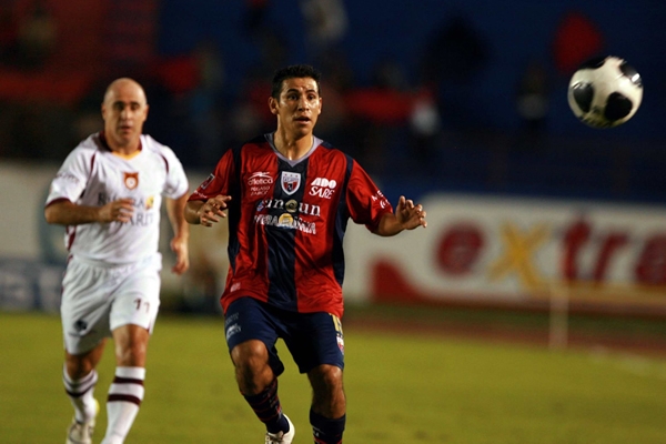 La pelota cruza la mirada del jugador azulgrana.