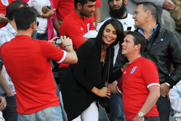 La presentadora de TV, Christine Bleakley, con los aficionados