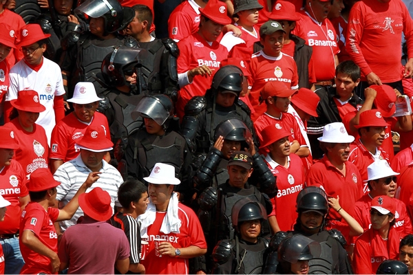 La seguridad entre la marea roja del estadio.