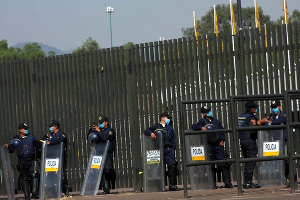 La seguridad sólo cuidaba que no se acercara nadie al estadio.