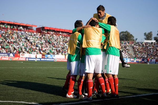 La Selección Mexicana festejando uno de los siete goles de la noche.