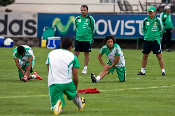 La Selección Mexicana realizando ejercicios de calentamiento