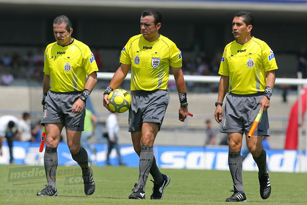 La tercia arbitral de discreta actuación.